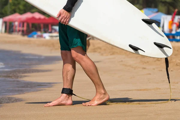 Νέοι όμορφη surfer ανδρών στην παραλία με surf σκάφους στο σπάσιμο ημέρας — Φωτογραφία Αρχείου