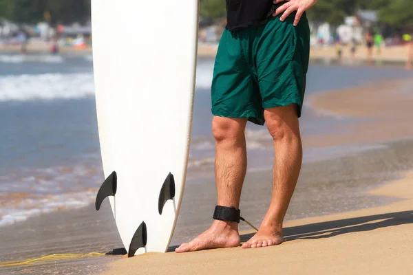 Krásný mladý surfař muži na pláži s surfovací prkno na den přestávka — Stock fotografie