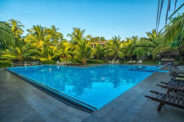 Açık havada Resort'ta yüzme havuzunda