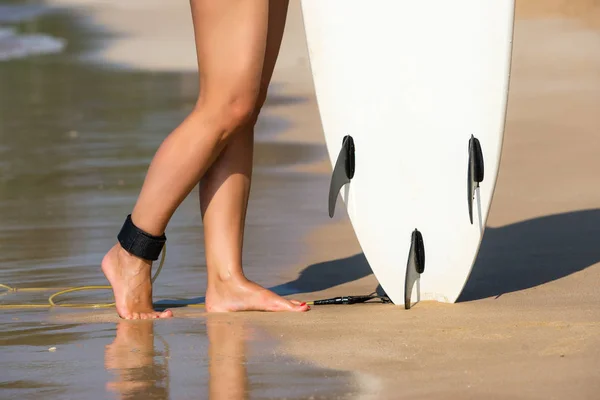 年轻的美丽冲浪女孩上海滩，冲浪板在天布雷亚 — 图库照片