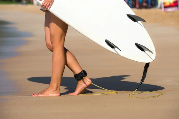 Mladé krásné surfer dívka na pláži s surfovací prkno na den brea — Stock fotografie