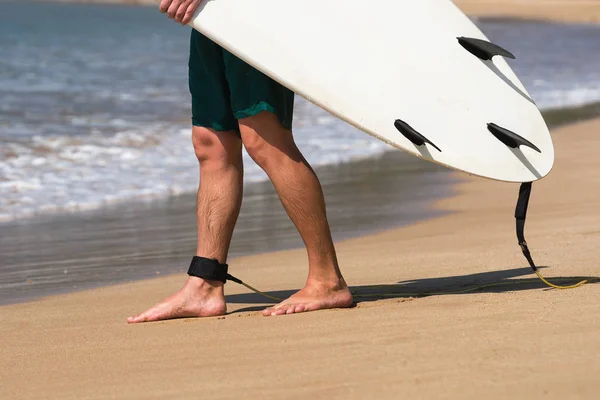 Junge schöne Surfer Männer am Strand mit Surfbrett bei Tagesanbruch — Stockfoto