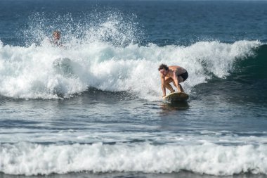 Weligama, Sri Lanka - 06 Ocak 2017: sörf kimliği belirsiz adam 