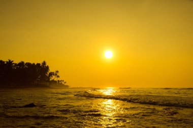 Güneş batımında ufukta batıyor. Sunrise Over deniz ya da okyanus.