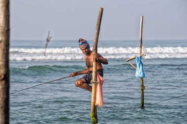 Weligama, Sri Lanka - 11 Ocak 2017: tanımlanamayan yerel fisher
