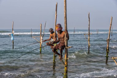 Weligama, Sri Lanka - 11 Ocak 2017: tanımlanamayan yerel fisher
