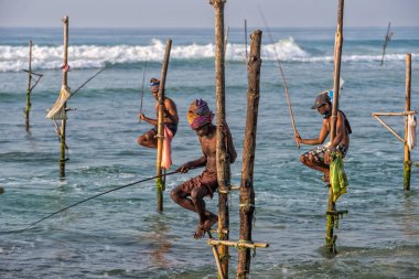 Weligama, Sri Lanka - 11 Ocak 2017: tanımlanamayan yerel fisher