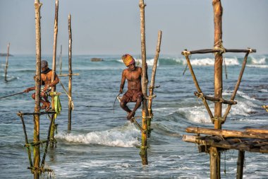 Weligama, Sri Lanka - 11 Ocak 2017: tanımlanamayan yerel fisher