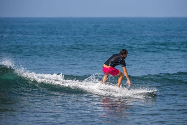 ウェリガマ、スリランカ - 2017 年 1 月 6 日: 正体不明の男のサーフィン — ストック写真