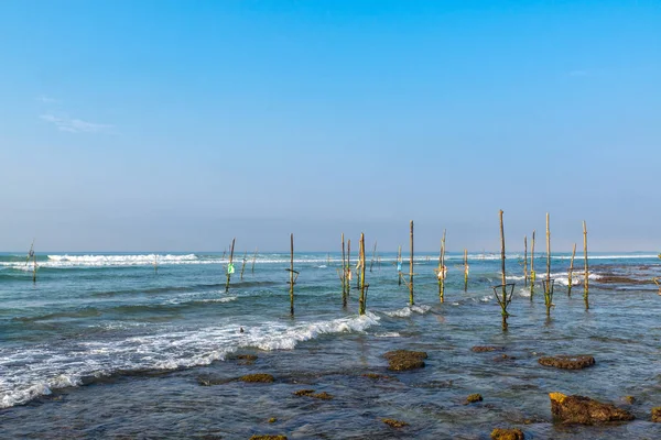 Bâtons de pêcheurs vides dans l'océan, baie de Weligama, Sri Lanka — Photo