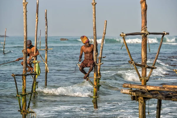 WELIGAMA, SRI LANKA - JANEIRO 11 2017: Pescador local não identificado — Fotografia de Stock