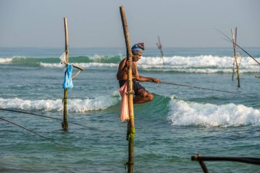 Weligama, Sri Lanka - 11 Ocak 2017: tanımlanamayan yerel fisher