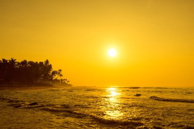 Güneş batımında ufukta batıyor. Sunrise Over deniz ya da okyanus.