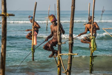 Weligama, Sri Lanka - 11 Ocak 2017: tanımlanamayan yerel fisher