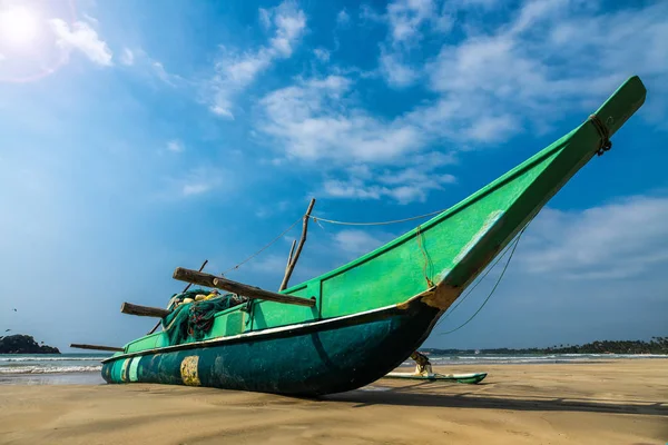 Balıkçı teknesi ve Balık ağı Sri Lanka vin okyanus kıyısında — Stok fotoğraf