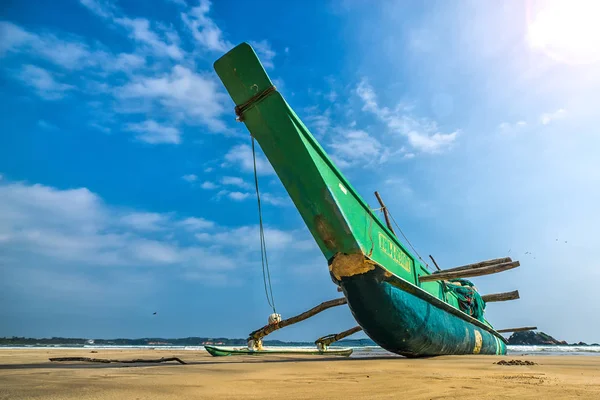 Barco de pesca e rede de pesca na costa oceânica do Sri Lanka vin — Fotografia de Stock