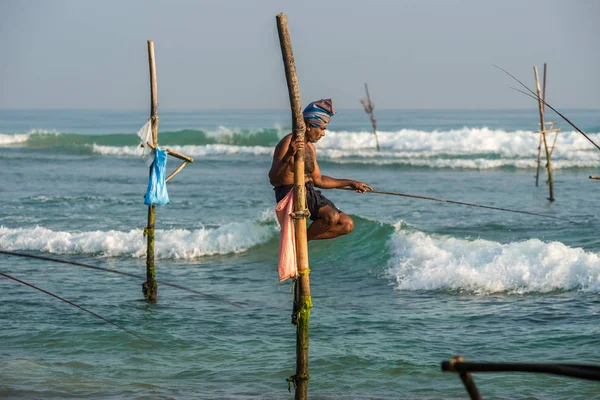 Weligama, Sri Lanka - 11 Ocak 2017: tanımlanamayan yerel fisher — Stok fotoğraf