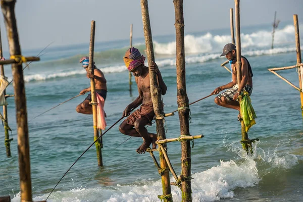 WELIGAMA, SRI LANKA - JANEIRO 11 2017: Pescador local não identificado — Fotografia de Stock