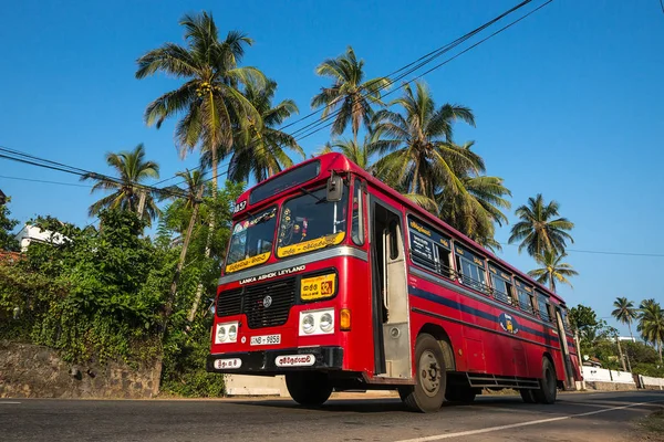 Mirissa, Sri Lanka - 11 stycznia 2017: regularne autobusy publiczne. Autobusy — Zdjęcie stockowe