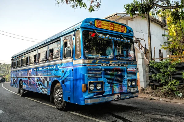 MIRISSA, SRI LANKA - 11 de janeiro de 2017: Autocarro público regular. Autocarros — Fotografia de Stock