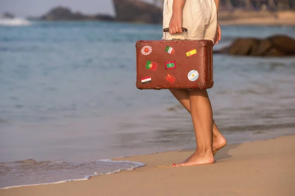 아름 다운 소녀는 해변에 오래 된 빈티지 가방 — 스톡 사진