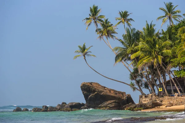 Bela praia e mar tropical — Fotografia de Stock