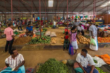 Tangalle, Sri Lanka - 01 Ocak 2017: Tanımlanamayan sokak pazarında taze meyve ve sebze satmak.