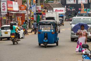 Mirissa, Sri Lanka - 01 Ocak 2017: Tuk-tuk moto taksi sokakta.