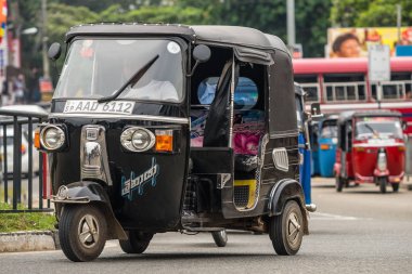 Mirissa, Sri Lanka - 01 Ocak 2017: Tuk-tuk moto taksi sokakta.