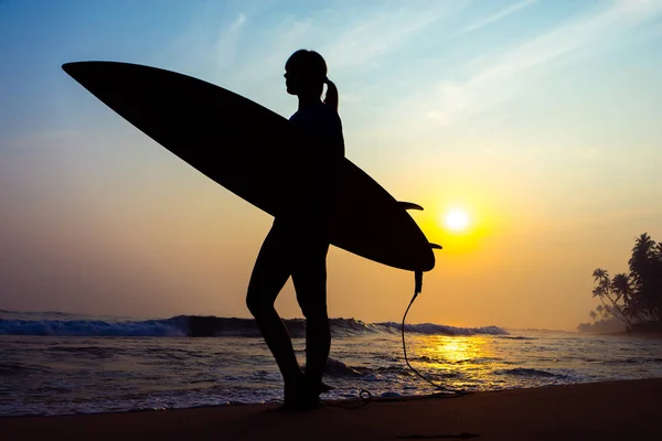 Surfista surfista olhando para o pôr-do-sol praia oceano. Silhueta w — Fotografia de Stock