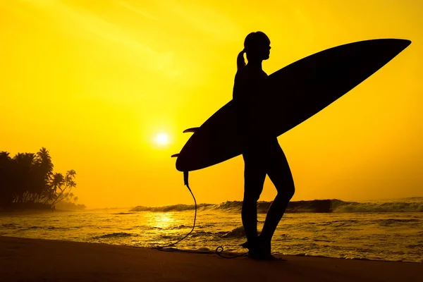 Surfista surfista olhando para o pôr-do-sol praia oceano. Silhueta w — Fotografia de Stock