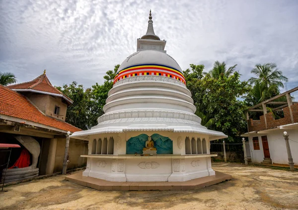 TANGALLE, SRI LANKA - January 01, 2017: Buddha statue at the tem — Stock Photo, Image