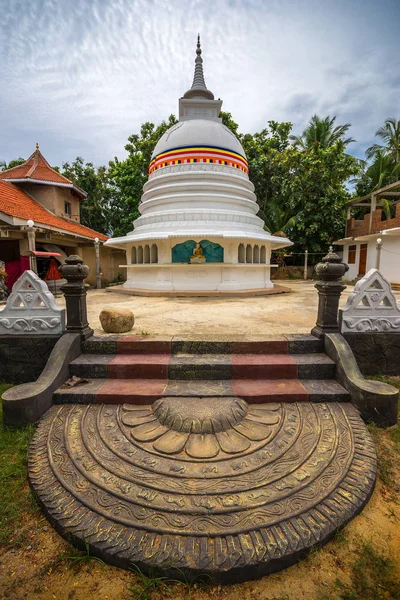 TANGALLE, SRI LANKA - January 01, 2017: Buddha statue at the tem — Stock Photo, Image