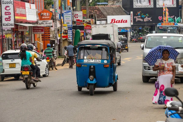 MIRISSA, SRI LANKA - 01 de janeiro de 2017: Tuk-tuk moto taxi na rua . — Fotografia de Stock