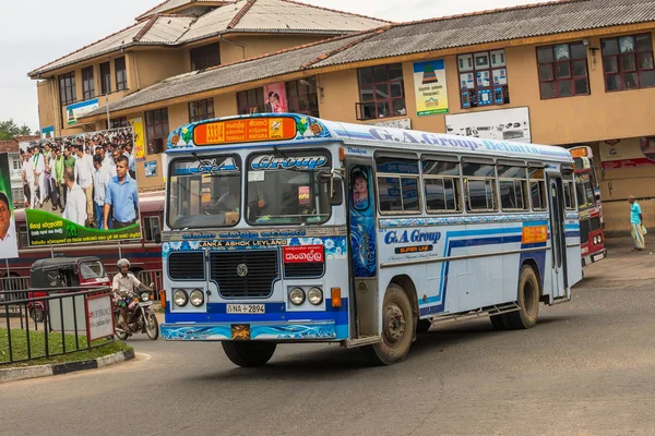 MIRISSA, SRI LANKA - 01 de janeiro de 2017: Autocarro público regular . — Fotografia de Stock