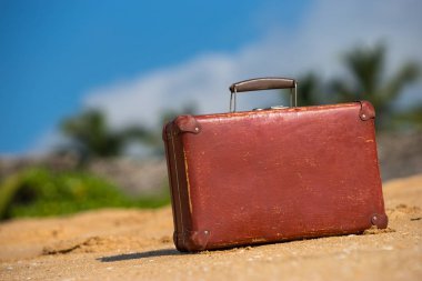 Seyahat vintage çanta bir kumsalda yalnızdır