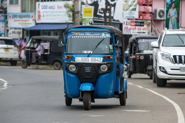 Mirissa, sri lanka - 01. Januar 2017: tuk-tuk moto taxi auf der — Stockfoto