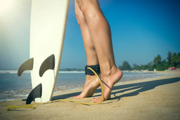 Jovem bela surfista menina na praia com prancha de surf no dia brea — Fotografia de Stock