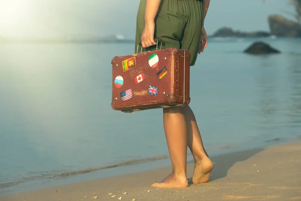 아름 다운 소녀는 해변에 오래 된 빈티지 가방 — 스톡 사진