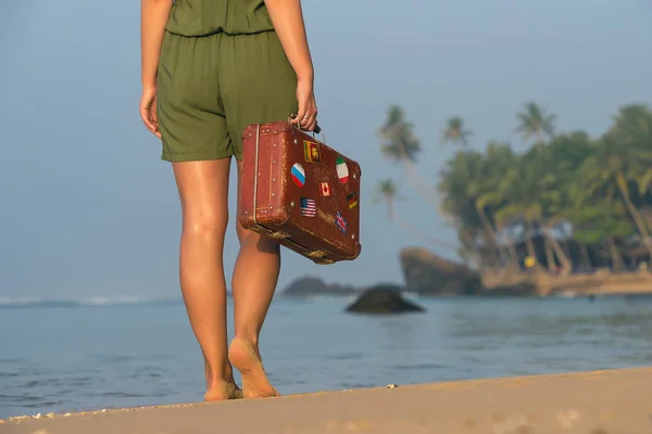 Belle fille avec une vieille valise vintage dans une plage — Photo