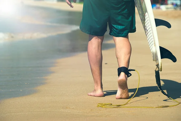 Νέοι όμορφη surfer ανδρών στην παραλία με surf σκάφους στο σπάσιμο ημέρας — Φωτογραφία Αρχείου