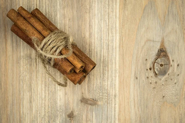 Cinnamon sticks on the black wooden table. Fresh cinnamon. — Stock Photo, Image