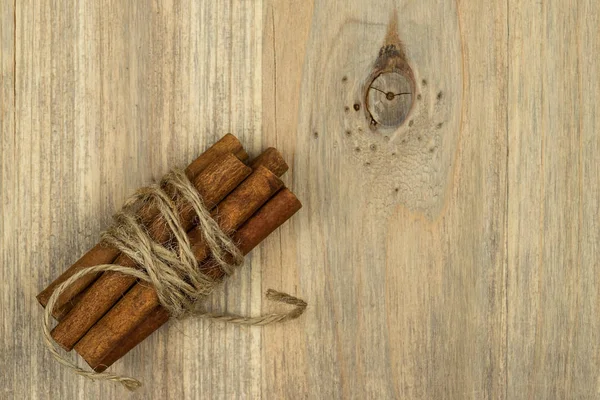 Cinnamon sticks on the black wooden table. Fresh cinnamon. — Stock Photo, Image