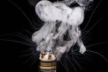  Elektronik sigara yakma. Popüler vaporizing e-cig gadge