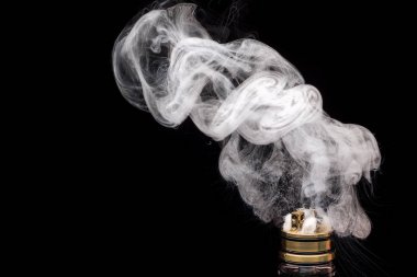  Elektronik sigara yakma. Popüler vaporizing e-cig gadge