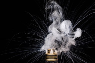  Elektronik sigara yakma. Popüler vaporizing e-cig gadge