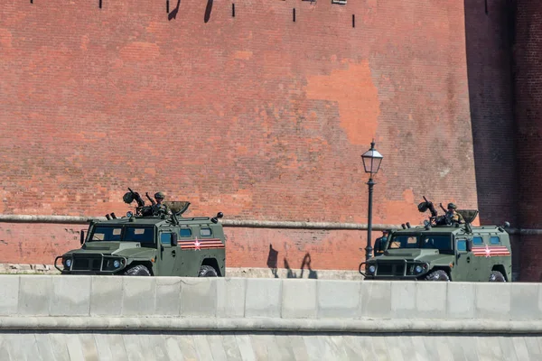 MOSCÚ, RUSIA - 07 DE MAYO DE 2017 Coche multiuso ruso de la i —  Fotos de Stock