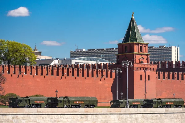 MOSCOW, RÚSSIA - 07 de maio de 2017 Equipamento militar nas ruas — Fotografia de Stock