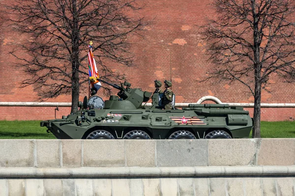 MOSCÚ, RUSIA - 07 de mayo de 2017 Equipo militar en las calles —  Fotos de Stock