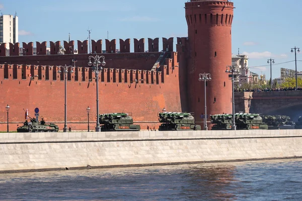 MOSCOW, RÚSSIA - 07 de maio de 2017 Equipamento militar nas ruas — Fotografia de Stock